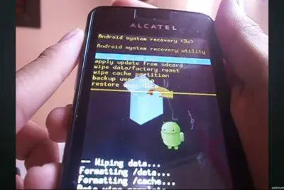 Teléfono Alcatel que muestra opciones de recuperación del sistema Android, incluido el restablecimiento de fábrica.
