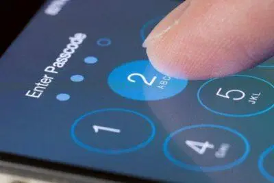 Dedo ingresando código de acceso en la pantalla del teléfono Hisense 4G LTE.