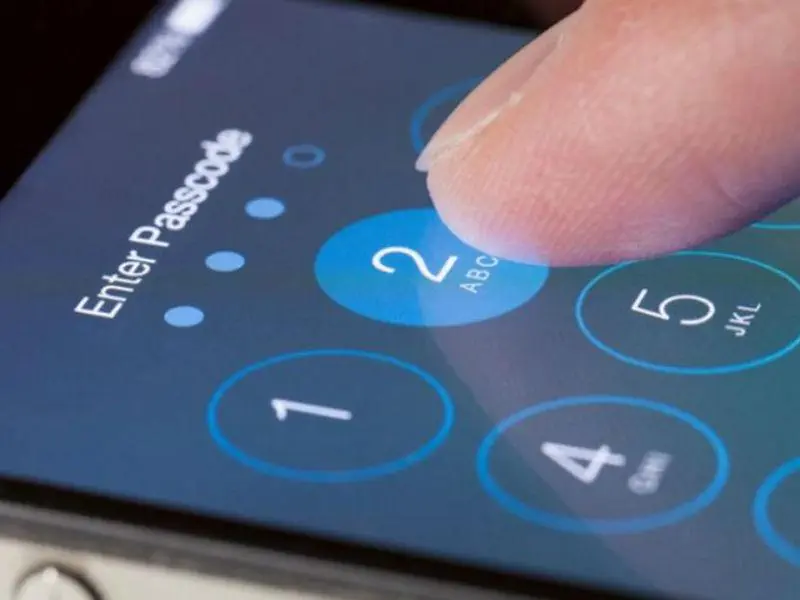 Dedo ingresando código de acceso en la pantalla del teléfono Hisense 4G LTE.