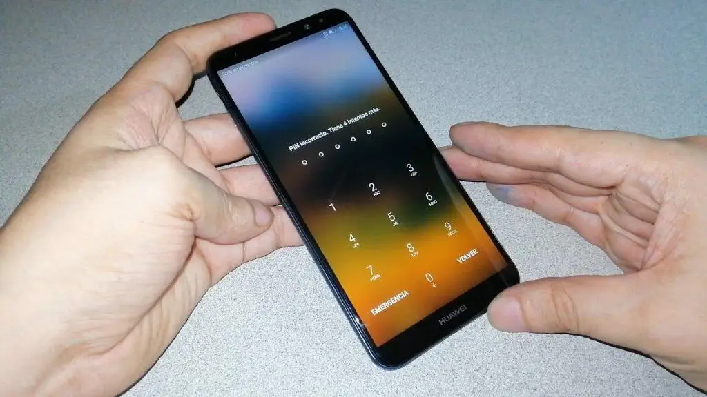 Pantalla bloqueada del Huawei Mate 10 Lite que muestra una entrada de PIN incorrecta con 4 intentos restantes.