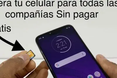 Manos insertando la tarjeta SIM en un teléfono T-Mobile desbloqueado. ¡Desbloquea tu teléfono!