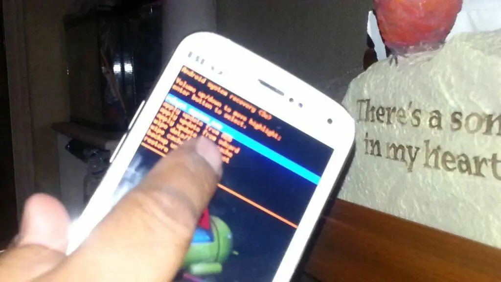 Menú de recuperación del sistema Android del teléfono Blu; las opciones incluyen reiniciar y borrar datos.