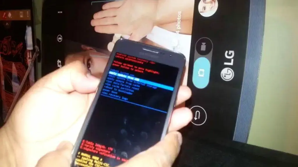 Pantalla de modo de recuperación del Samsung Galaxy Grand Prime con opciones para borrar datos/restablecer el dispositivo a valores de fábrica. Desbloqueo de teléfono Android.