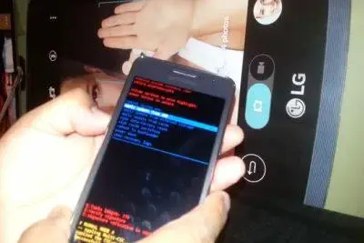 Pantalla de modo de recuperación del Samsung Galaxy Grand Prime con opciones para borrar datos/restablecer el dispositivo a valores de fábrica. Desbloqueo de teléfono Android.