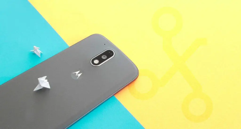 Teléfono inteligente Motorola Moto X4 sobre fondo verde azulado y amarillo