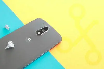 Teléfono inteligente Motorola Moto X4 sobre fondo verde azulado y amarillo