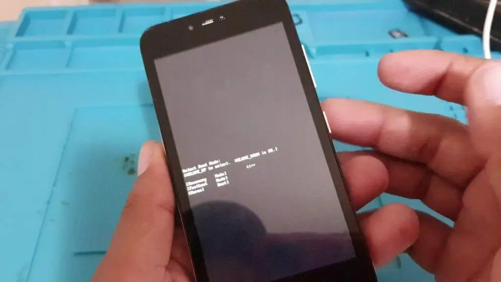 Pantalla del cargador de arranque del Lava Iris 702 con opciones de recuperación, reinicio y más. Guía de desbloqueo.
