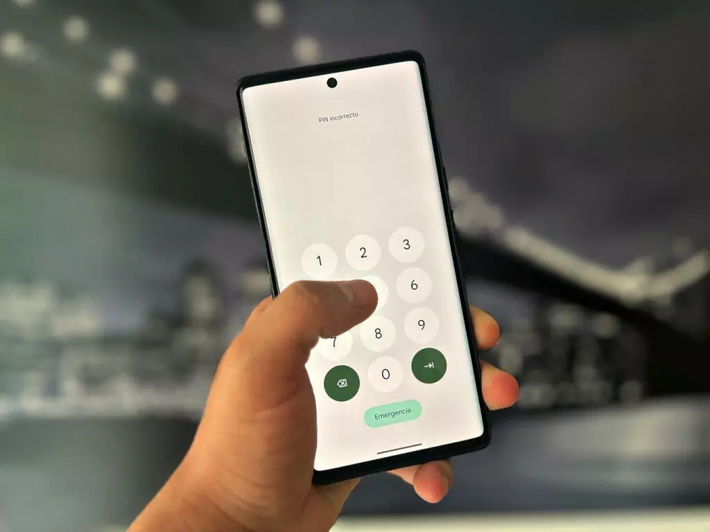 Mano ingresando PIN en la pantalla del teléfono; aparece 