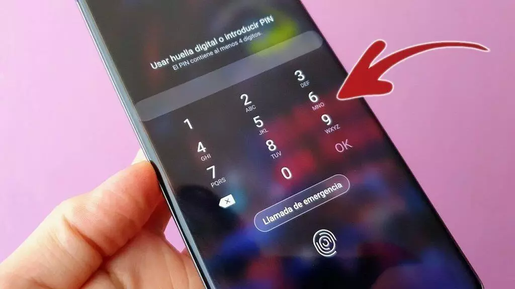 Pantalla del smartphone que muestra un teclado numérico para la introducción del PIN, con 