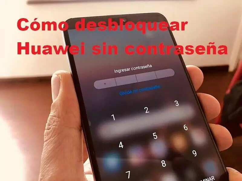 Mano sosteniendo un teléfono Huawei bloqueado, mostrando la pantalla de contraseña con la opción 