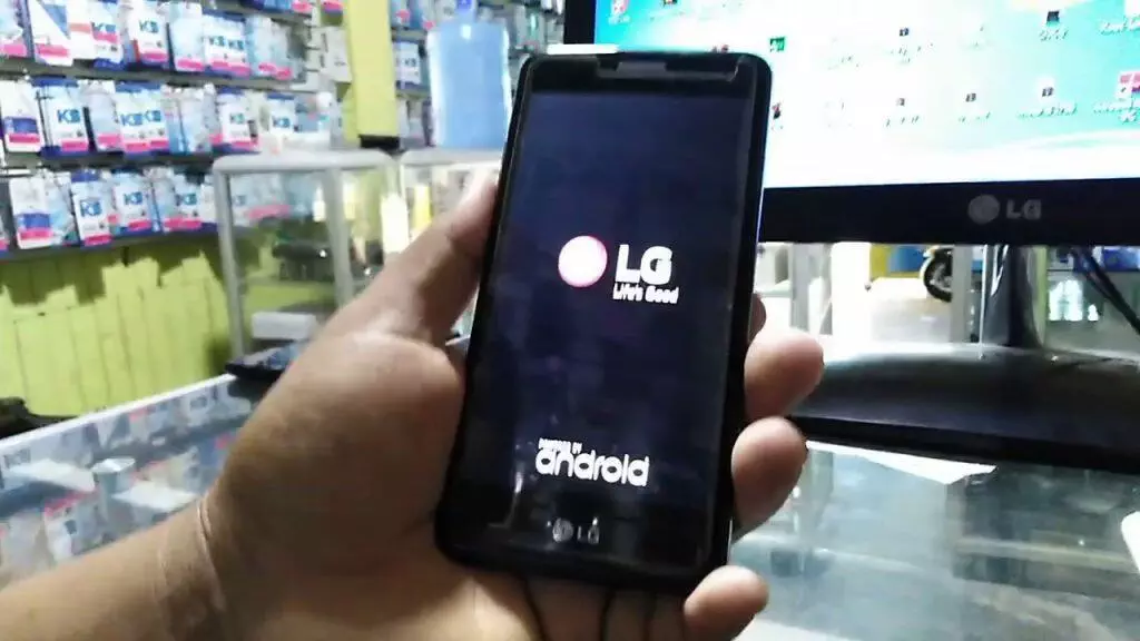 Teléfono LG K8 mostrando la pantalla de inicio de Android. Desbloqueo de IMEI.